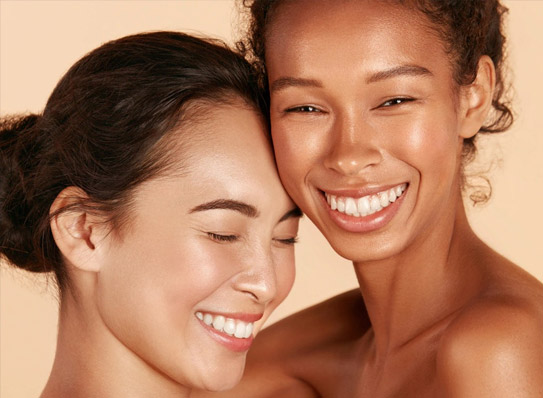 Bild von zwei lächelnden Frauen